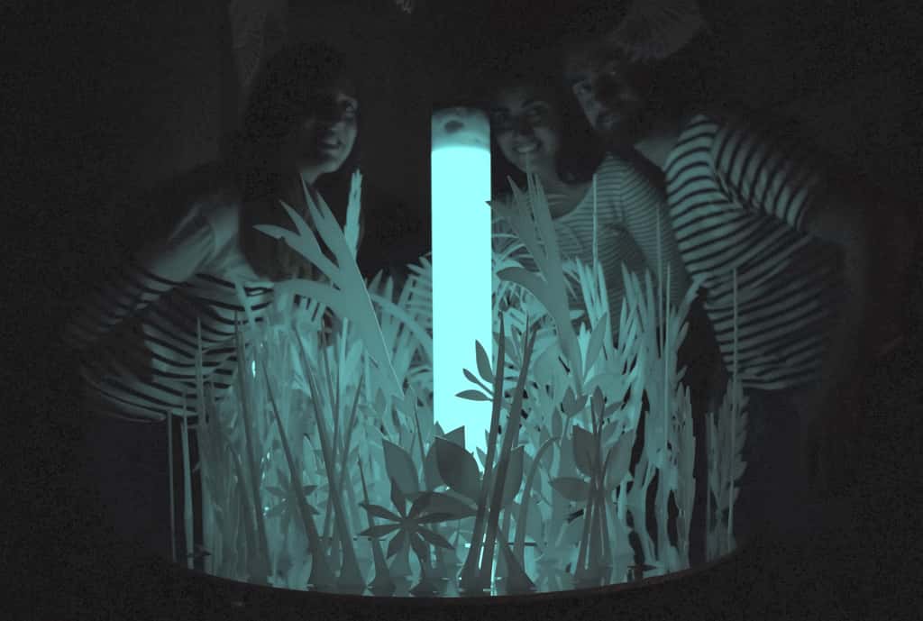 Un décor illuminé par une colonne peuplée de bactéries bioluminescentes. © Glowee