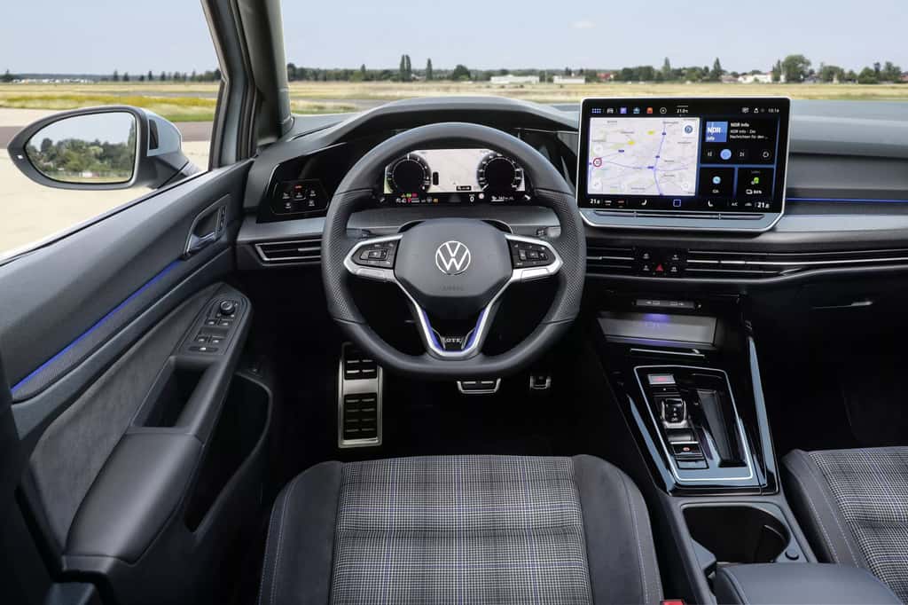 Les nouvelles Golf PHEV disposent du Digital Cockpit Pro et du système Discover avec son écran tactile de 12,9 pouces. © Volkswagen