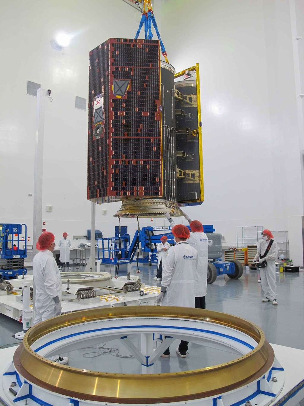 Les deux satellites Grace Follow On ont été préparés en vue de leur installation dans le lanceur Falcon 9. © Airbus, Nasa