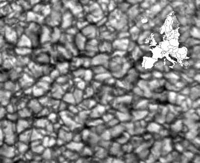On voit sur cette photo la granulation solaire. Observée à haute résolution, la surface solaire rappelle le bouillonnement de l'eau chaude. Des bulles de matière chaude remontent de l'intérieur du Soleil, transportant la chaleur vers sa surface. Chacune de ces bulles de plasma, appelées granules ou grains de riz, vient éclater en surface. La taille de ces grains avoisine les 1.000 kilomètres. © Gypaete, Wikimedia Commons, cc by 1.0