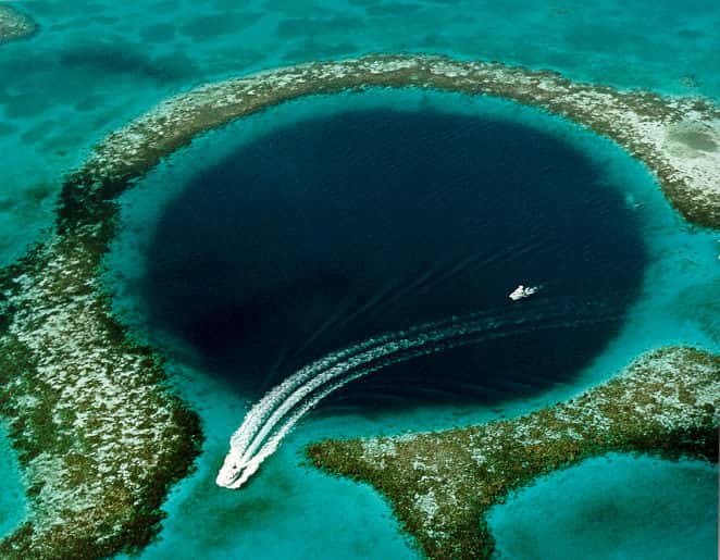 Le Grand trou bleu, situé en Amérique centrale, est un cénote : un gouffre karstique rempli d'eau. © <em>U.S. Geological Survey, Wikimedia Commons</em>