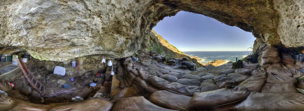 La grotte de Blombos, en Afrique du Sud, renferme de nombreux objets artistiques. © Magnus Haaland