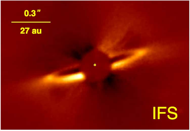 Images d'intensité totale du disque de débris de HD 114082 obtenues avec la réduction des données cADI des données IFS combinées spectralement. La position de l'étoile est marquée par une croix jaune. © Engler et <em>al.,</em> (2022)