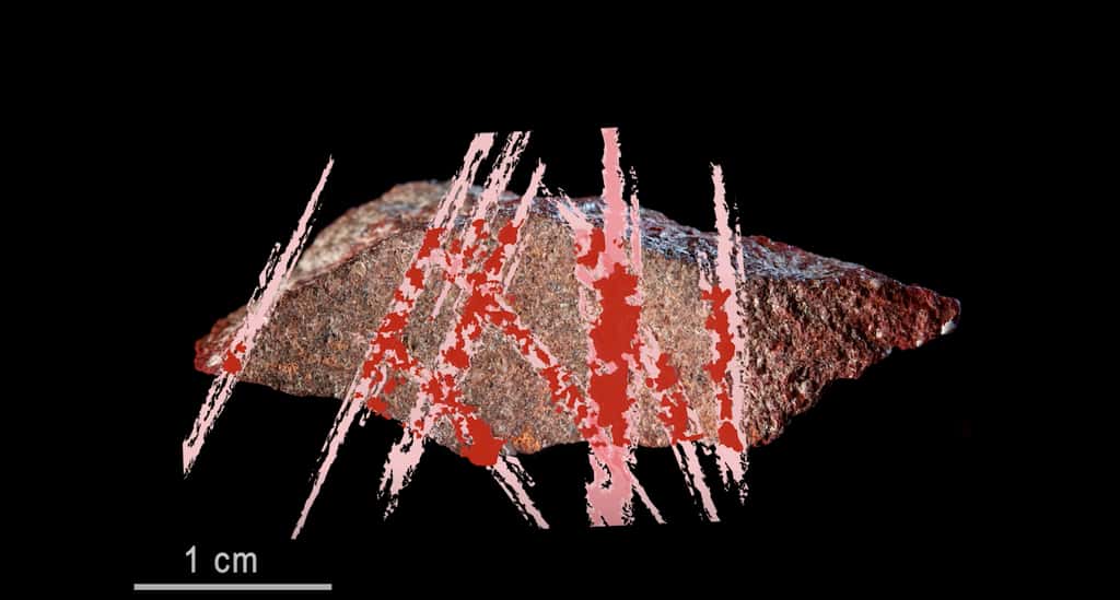 Les croisillons rouges trouvés sur ce morceau de roche constituent le plus vieux dessin à l’ocre du monde. © D'Errico, Henshilwood, <em>Nature</em>, PACEA