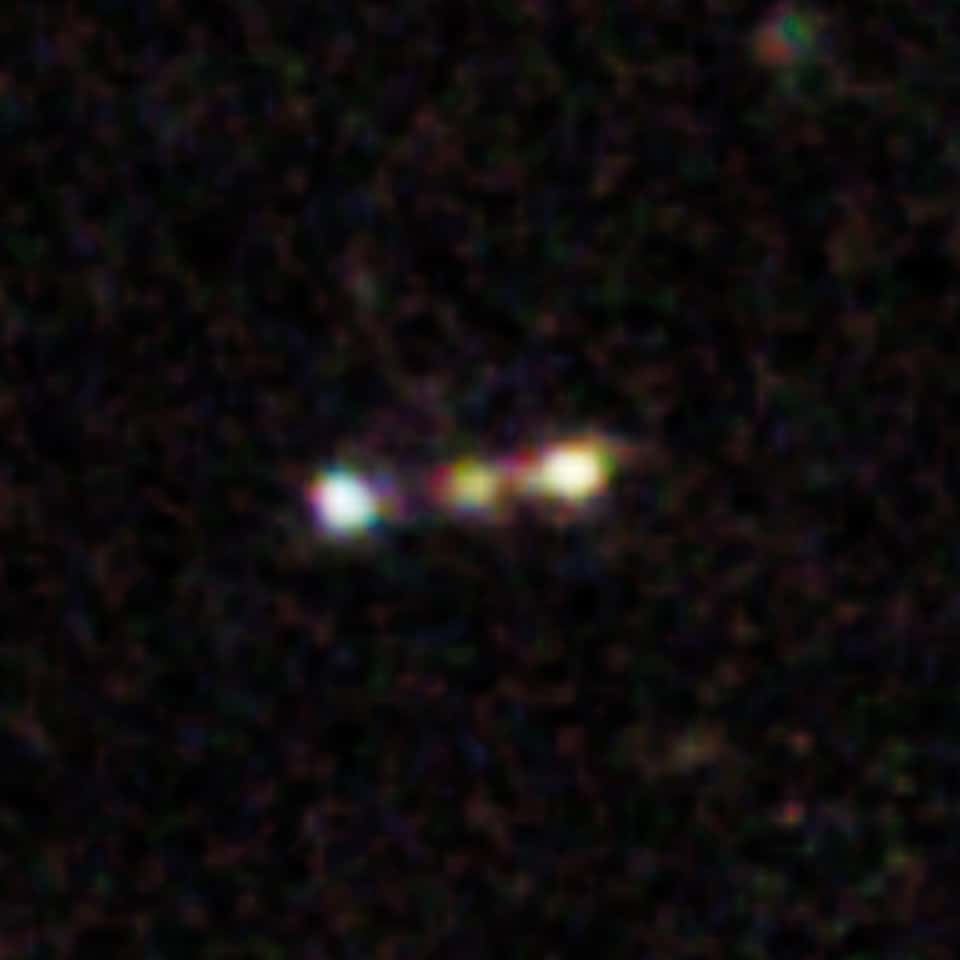 Les trois galaxies en interaction sont bien visibles sur cette photographie prise à l'aide de la <em>Wide Field Camera 3</em> de Hubble. Décalées par l'expansion de l'univers, les émissions dans l'ultraviolet de Himiko apparaissent dans l'infrarouge. Les bandes d'observation à 0,98, 1,25 et 1,6 micron sont représentées respectivement par les couleurs bleue, verte et rouge. © Nasa, NAOJ