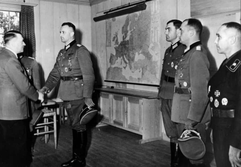 Adolf Hitler, alors en visite au Wolf’s Lair en septembre 1943, distribue des décorations militaires. © Bundesarchiv