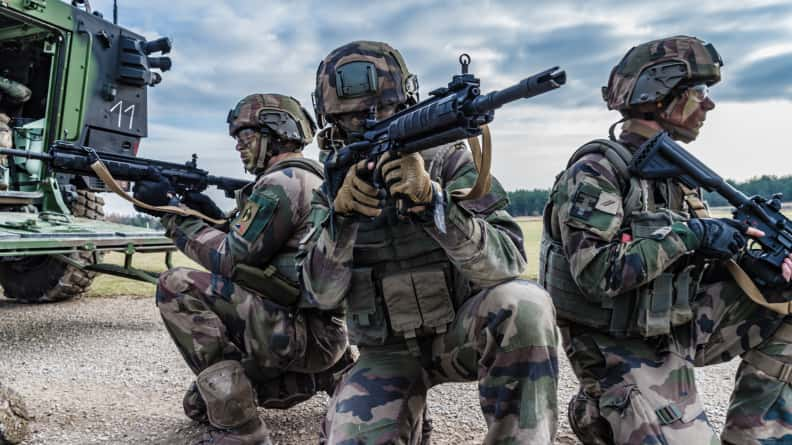 Des soldats de l’armée de Terre s’entraînent à utiliser le HK416. © Armée de Terre, Ministère des Armées 