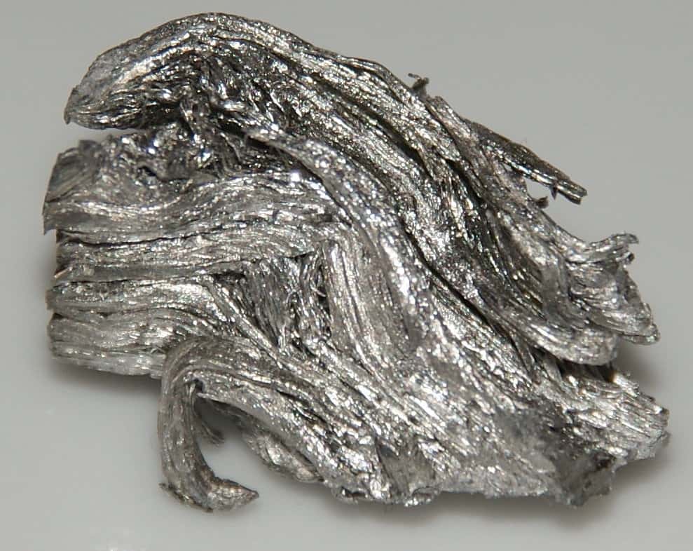 Un échantillon très pur d’holmium, élément chimique de symbole Ho et de numéro atomique 67. C'est une terre rare que l'on utilise pour fabriquer des aimants et des supraconducteurs. © Wikimedia Commons, cc by 1.0