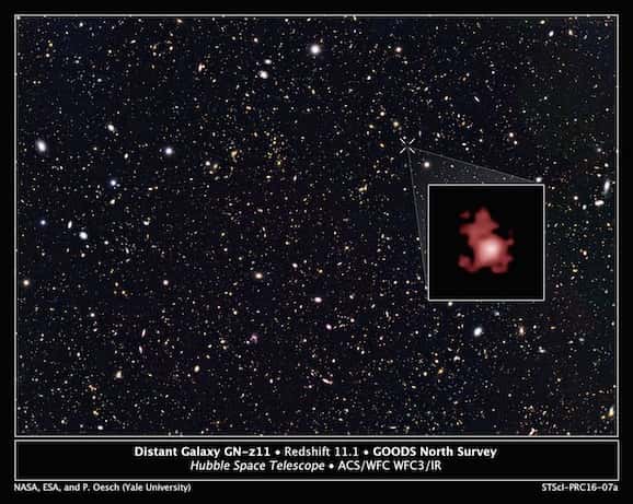 La galaxie GN-z11, située à 13,4 milliards d'années dans la constellation de la Grande Ourse, observée par Hubble et Spitzer. © Nasa, ESA, P. Oeasch 
