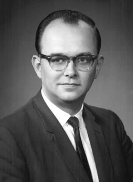 Hugh Everett III (1930–1982) a été l'élève d'Eugène Wigner et John Wheeler à Princeton. Son nom reste attaché à une interprétation radicale du formalisme de la théorie quantique éliminant le postulat de la mesure, celle des mondes multiples. © <em>University of California</em>, Irvine