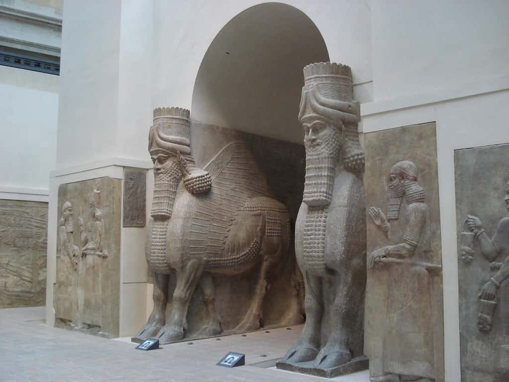 Deux Lamassu retrouvés à Khorsabad, dans le palais royal de Sargon II, aujourd'hui préservés au musée du Louvre. © Vania Teofilo, <em>Wikimedia Commons</em>
