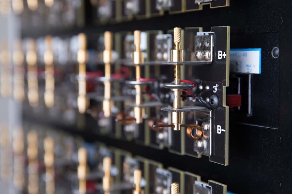 Un système de spectroscopie d'impédance électrochimique mesure la quantité de gaz qui s'est dégagée d'une batterie pendant les cycles de charge et de décharge. © IBM