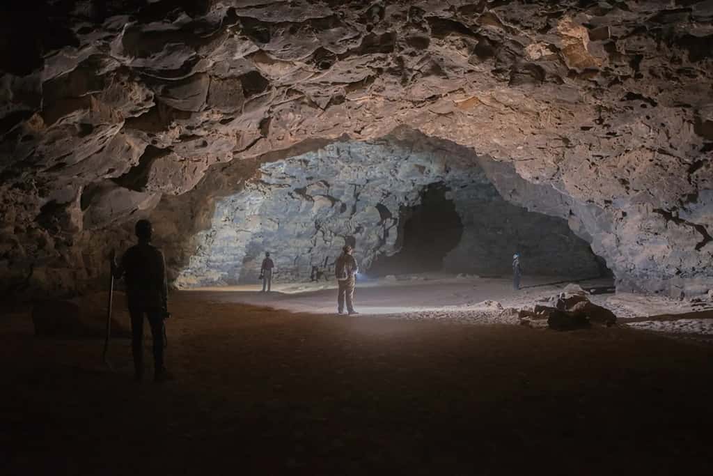 C’est en explorant la grotte d’Umm Jirsan que les archéologues ont trouvé des indices corroborant la thèse d’un transit humain permanent. © Green Arabia Project