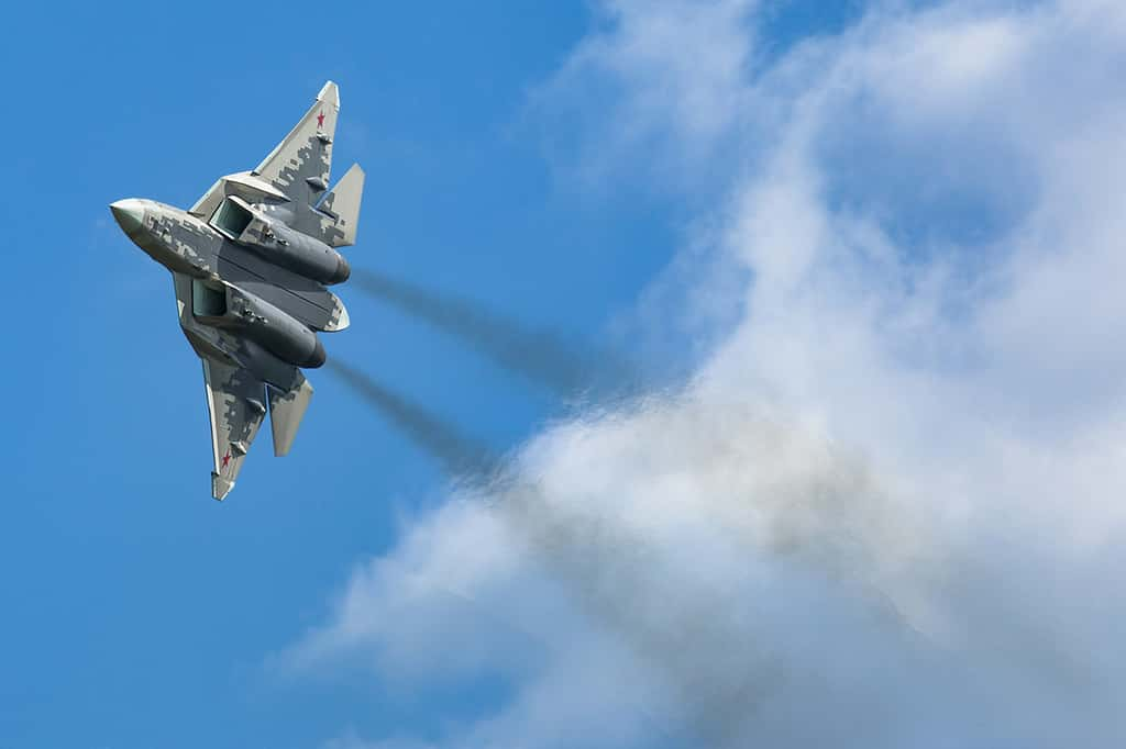 Le Su-57 a volé, au cours de démonstrations aériennes chorégraphiées. Il est cependant difficile d’établir ses capacités opérationnelles. © CC BY-SA 4.0, Andrei Shmatko