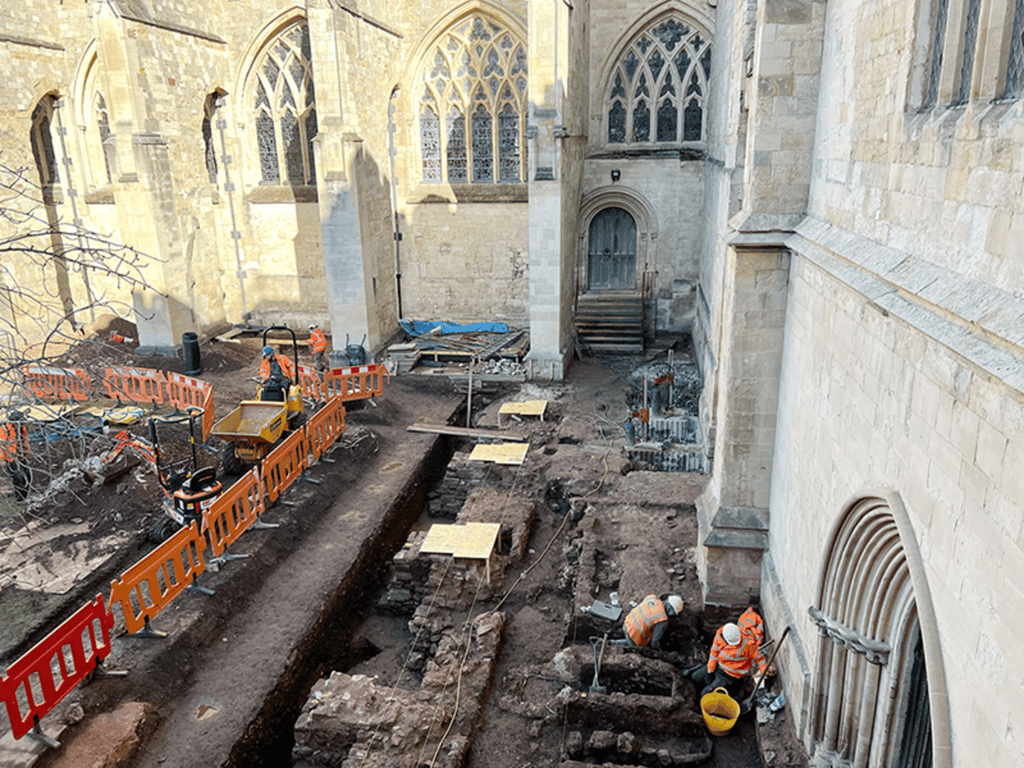 Des fouilles archéologiques sont en cours dans le cloître de la cathédrale d’Exeter, ayant permis de révéler la présence de structures romaines. © Exeter Cathedral