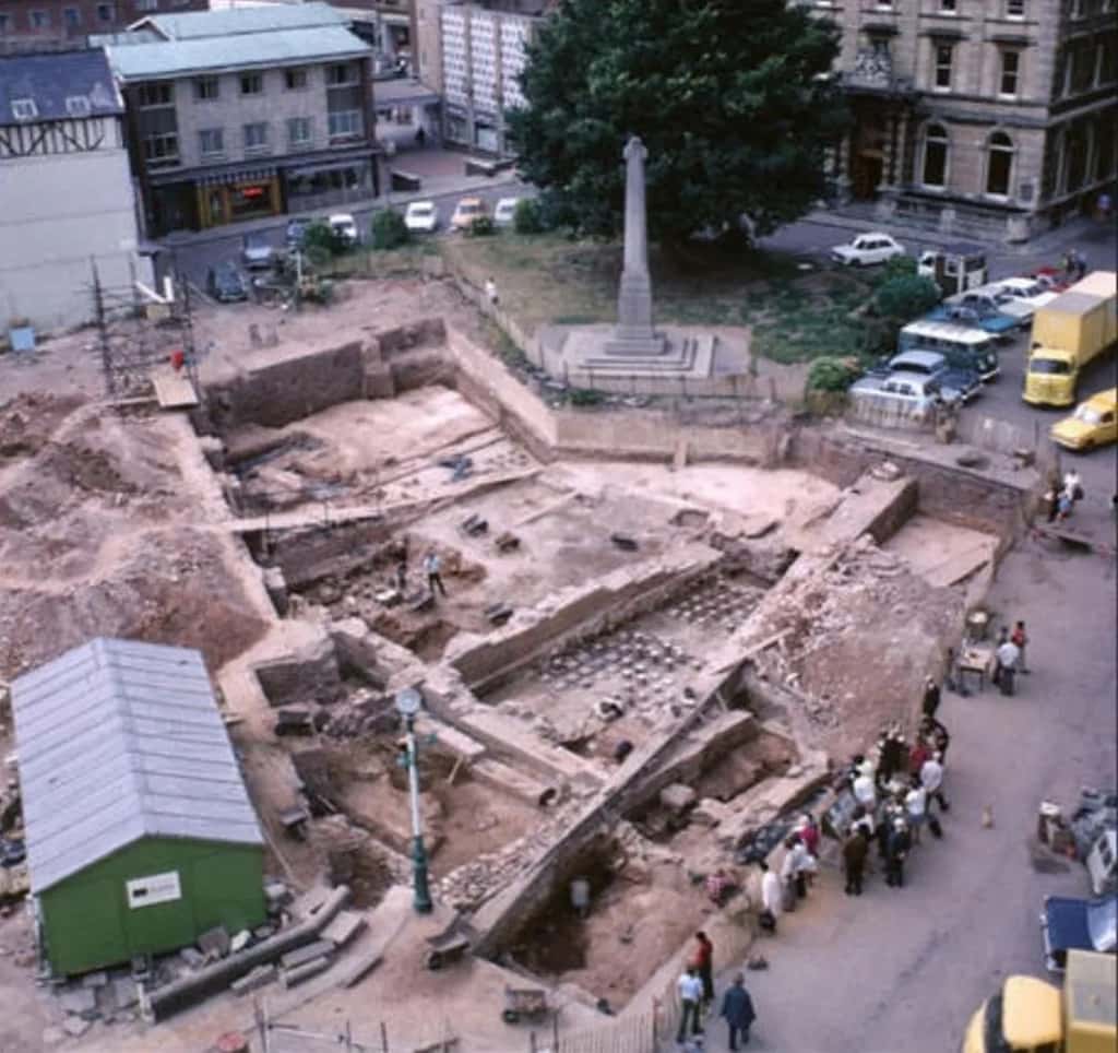 En 1972, des fouilles dans le secteur de la cathédrale permettaient d’exhumer des bains datant déjà de l’ère romaine. © Exeter City Council