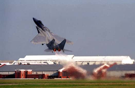 Un F-15 exécute un “maximum performance takeoff” : l’avion décolle avec un angle particulièrement abrupt, visant à tester la résistance de l’appareil. © USAF