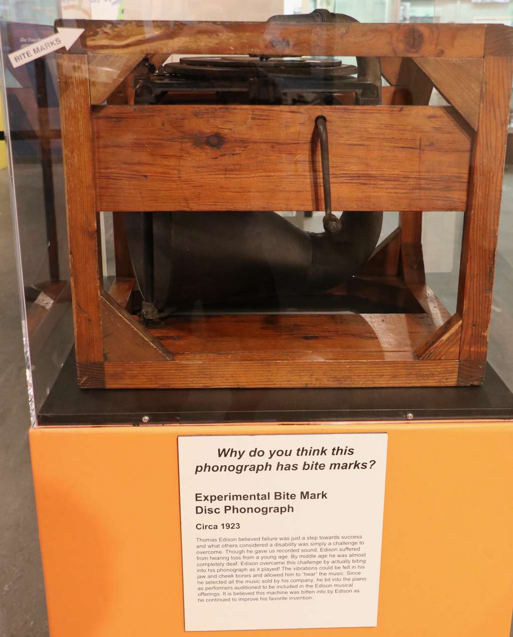 D'après le musée Edison, cet appareil porte les marques de dents de son inventeur. © Our Next Horizon
