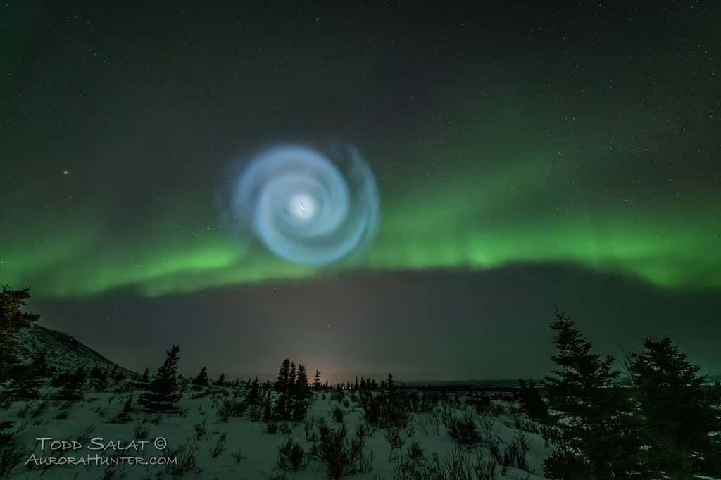 Le 15 avril 2023, l’astronome Todd Salat photographiait une spirale dans le ciel de l’Alaska. © Todd Salat, AuroraHunter.com