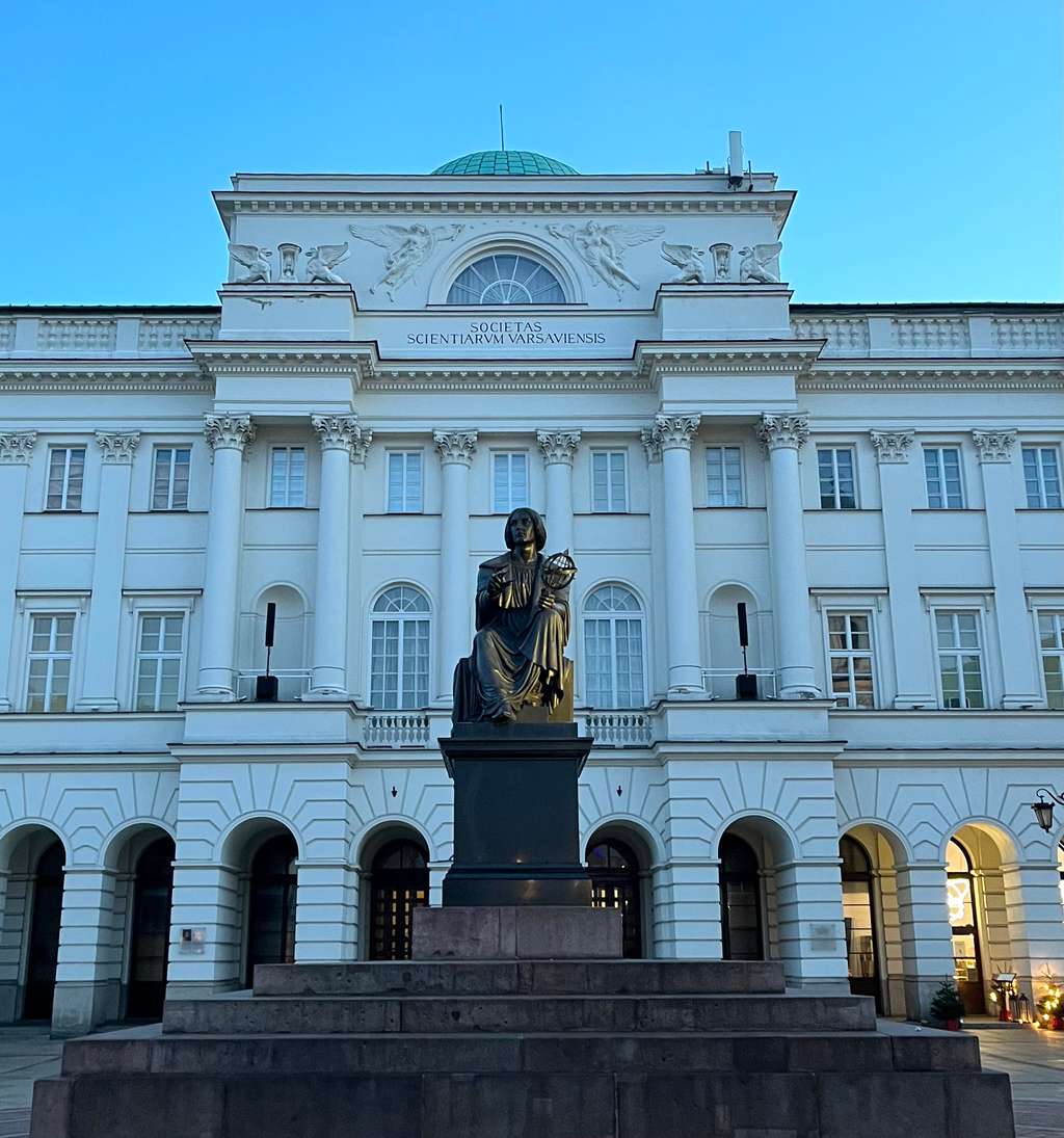 Nicolas Copernic (Mikołaj Kopernik en polonais) est une figure majeure de l'histoire de la Pologne, trônant ici devant le Palais Staszic de Varsovie. © Dorian de Schaepmeester