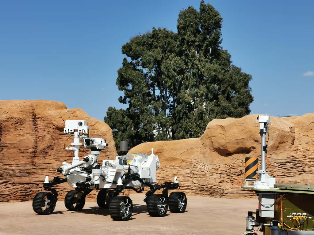 Les répliques à échelle 1 des rovers martiens Perseverance et Zhurong évolueront devant vous tout au long de l'animation. © Daniel Chrétien, Futura-Sciences