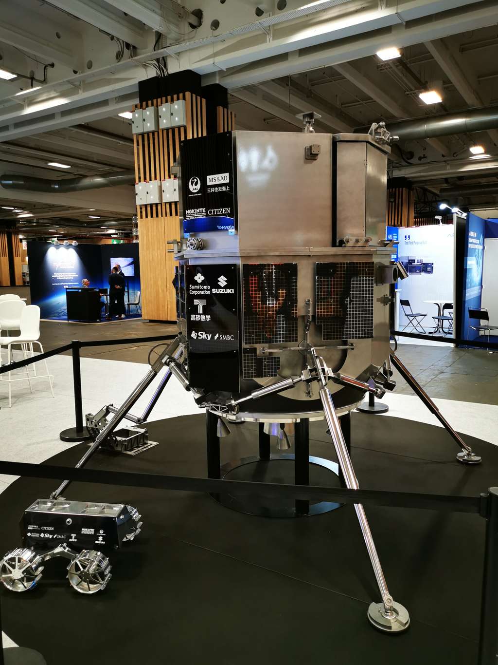 Maquettes de Hakuto-R et du rover Rashid à taille réelle, exposées à l'IAC en septembre 2022. Sur ses jambes déployées, le lander mesure 2,3 m de haut et 2,6 m de large, pour une masse de 340 kilos. Le rover pèse 10 kilos. © Daniel Chrétien, Futura