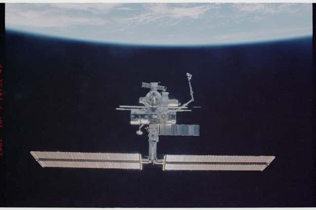 Au cours de sa première mission, Peggy Whitson était dans cette ISS-là ! La Station spatiale internationale n'avait pas du tout la même figure lors de sa construction. Sur cette photo, prise depuis la navette Atlantis de la mission STS-112, Peggy Whitson attend la livraison et l'installation de la poutre principale. © Nasa
