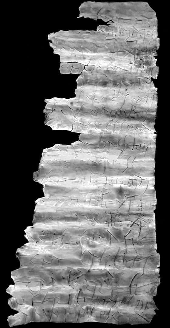 Dix-huit lignes cryptiques ornementent l’amulette retrouvée dans la tombe antique de Francfort. © LEIZA