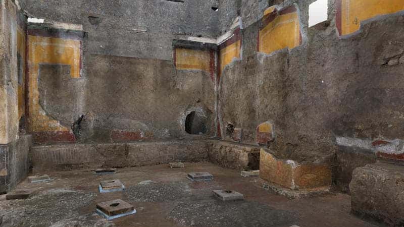 L’intérieur de la pièce principale semble bien dénudé : elle a été dépouillée par les visites de pillards ayant volé les artefacts et potentiels éléments décoratifs. © Parc archéologique de Pompéi 