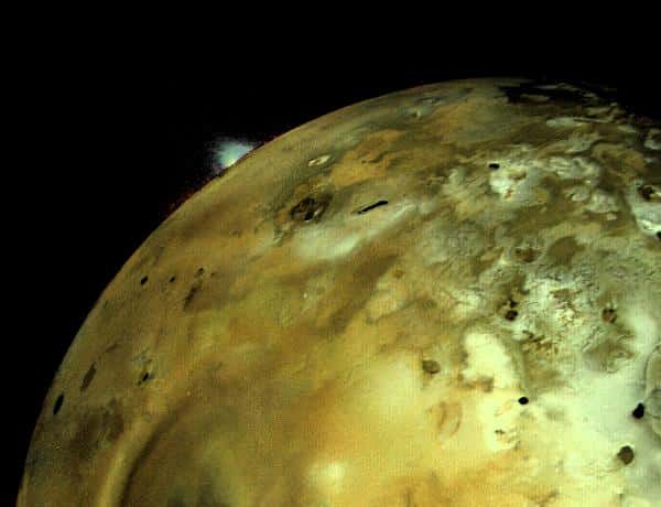 Pendant longtemps, les volcans en éruption sur Io sont passés inaperçus, car l’observation des détails sur sa surface était au-delà des capacités des télescopes terrestres en raison de sa petite taille apparente. Le satellite galiléen mesure en effet 3.600 km de diamètre, soit presque la même taille que notre lune, mais est situé beaucoup plus loin, à 4,2 fois la distance entre la Terre et le Soleil, soit 630.000.000 km. Cette photo a été prise le 4 mars 1979 par la sonde Voyager 1. Elle montre un panache volcanique s’élevant à plus de 100 km de hauteur en quelques minutes seulement. Sa luminosité a été augmentée par traitement de l’image avec un ordinateur pour le rendre plus facilement visible, mais la couleur du panache (blanc verdâtre) a été préservée. © Nasa, JPL, <em>University of Arizona</em>