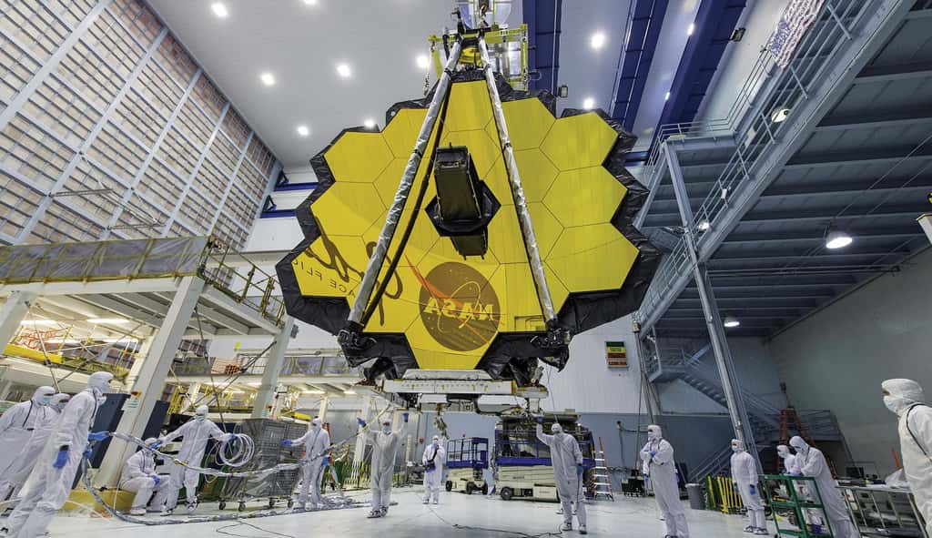Le miroir principal du télescope James-Webb, d'un diamètre de 6,5 mètres, entreposé au <em>Goddard Space Center</em>. © AP, Laura Betz