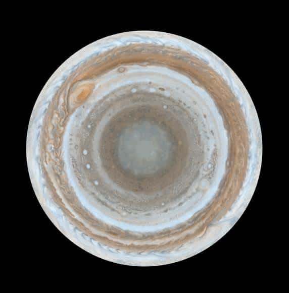 Le pôle sud de Jupiter comme on ne l'avait jamais vu. L'image est une mosaïque de photographies prises par la sonde Cassini les 11 et 12 décembre 2000. Un point de vue indédit. On remarque la Grande tache rouge. © Nasa, JPL, Caltech