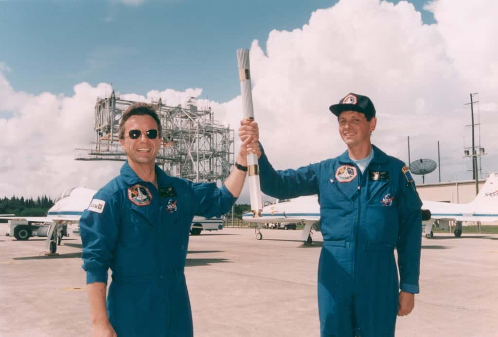 Jean-Jacques Favier et l'équipage STS-78 ont été les premierS astronautes à emporter la flamme olympique (éteinte par sécurité) dans l'espace, en marge des Jeux Olympiques d'Atlanta. © Nasa