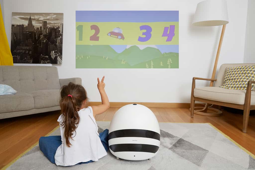 Le vidéoprojecteur intégré affiche son image en HD sur un mur ou un plafond. © Keecker
