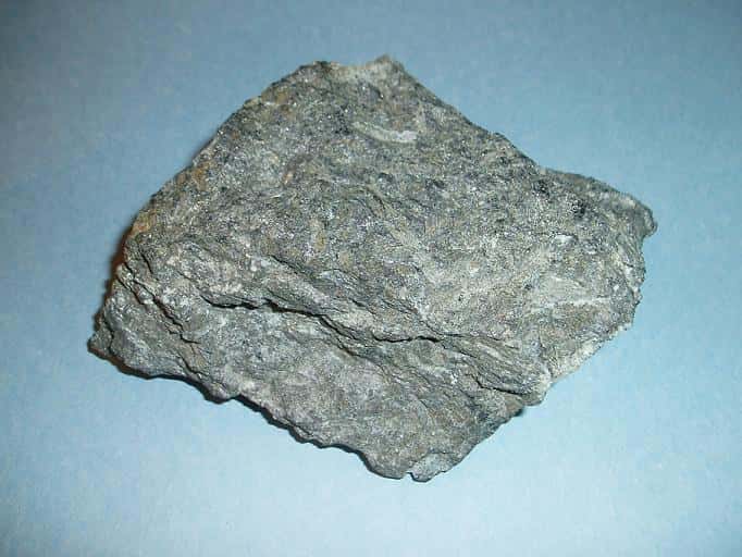 Un échantillon de komatiite de 9 cm de long trouvé au Canada. Sur Terre la komatiite est une roche volcanique ultramafique très rare à olivine et pyroxène tirant leur nom de la rivière Komati, en Afrique du Sud. La plupart des komatiites sont vieilles de plus de deux milliards d’années. Leur formation implique des températures de fusion de l’ordre de 1.600 à 1.650 °C contrairement aux 1.250 à 1.350 °C des basaltes actuels. © Wikipédia, DP