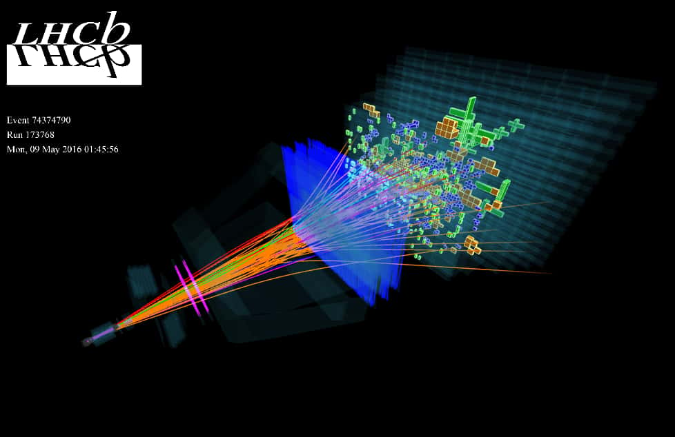 L'un des buts du détecteur LHCb est d'étudier les propriétés de particules contenant un quark b. Elles pourraient donner des indications précieuses sur l'énigme de l'antimatière manquante en cosmologie. L'image montre la production de particules dans ce détecteur par des collisions de protons le 9 mai 2016. © Cern