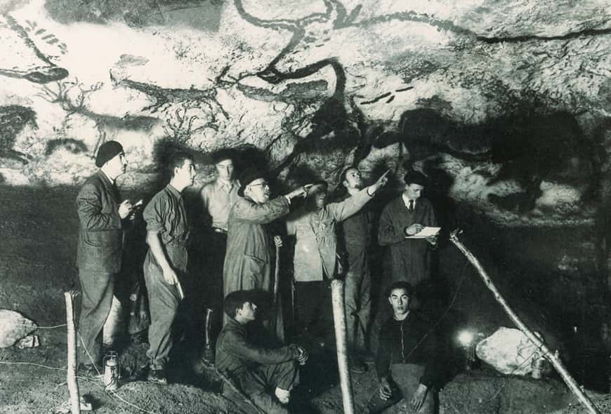 Une des premières équipes scientifiques qui ont étudié la grotte de Lascaux, en 1948. Le paléontologue Henri Breuil est le troisième en partant de la gauche. Nous sommes devant le panneau des aurochs, dans la salle des taureaux. © Site de la grotte de Lascaux