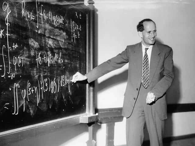 Médaille Fields de mathématique, le grand mathématicien Laurent Schwartz (1915-2002) était aussi très engagé, et il a été membre du Tribunal Russell. Ses talents d’enseignants étaient légendaires, comme en témoigne son cours d’analyse de l’École polytechnique. Il était un des membres de Bourbaki. © École polytechnique