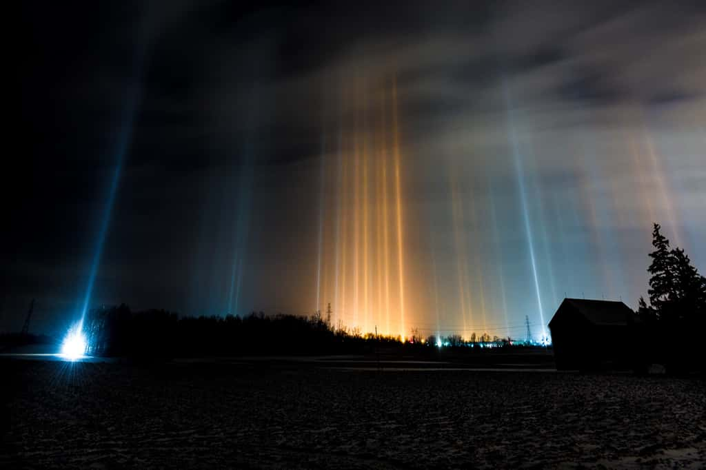 Les piliers de lumière apparaissent souvent dans des régions froides, comme dans le cercle polaire arctique. © CC BY-SA 4.0, Ray Majoran