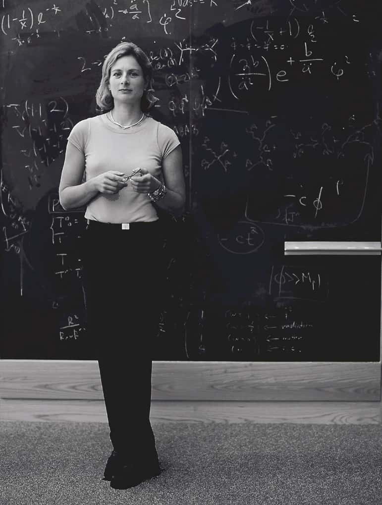 La physicienne Lisa Randall est professeure de physique théorique à l’université Harvard. Sportive, elle pratique la varappe. On lui doit des livres de vulgarisation, ainsi que le livret de l'opéra <em>Hypermusic Prologue, A projective Opera in Seven Planes</em>, en collaboration avec le compositeur Hèctor Parra. © <em>The Regents of the University of California</em>,<em> Davis campus</em>
