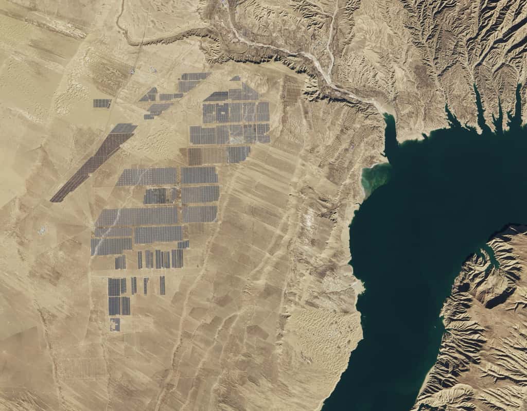 Le parc solaire de Longyangxia, dans la province du Qinghai en Chine, couvre 27 km<sup>2</sup>. © USGS