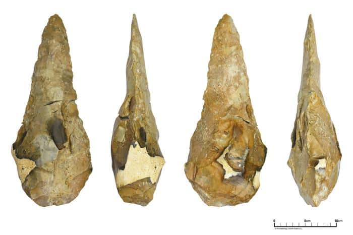 La plus grande hache retrouvée sur le site de Medway mesure presque 30 centimètre pour 1,65 kilo. © Archaeology South-East, UCL