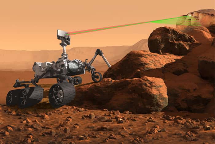 L’instrument SuperCam, disposé au sommet du mât de Mars 2020, pourra analyser la signature minérale et chimique d’une cible aussi petite qu’une pointe de crayon à une distance de 7 mètres. © Nasa, JPL