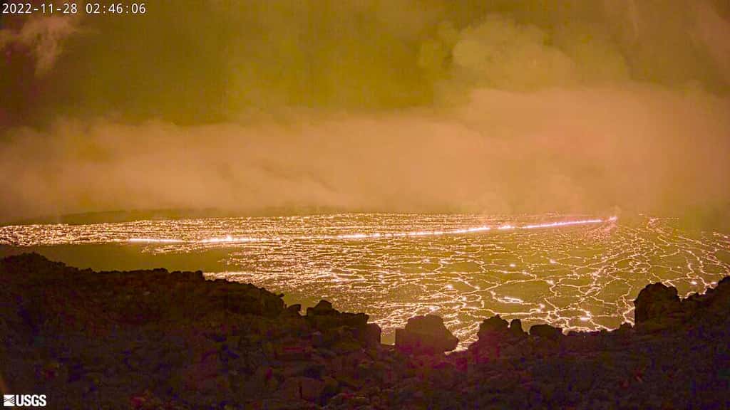 Éruption du Mauna Loa le 28 novembre, trois heures après le début de l'éruption. © USGS