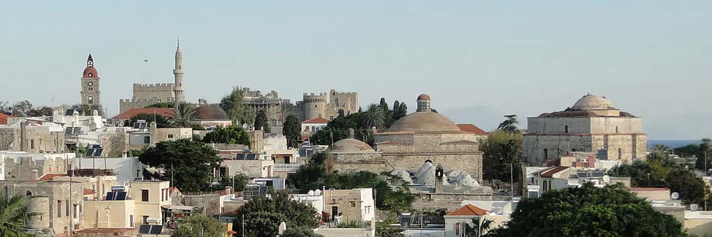 La ville de Rhodes (avec sa cité médiévale, à l’image) a subi de nombreux séismes dans son histoire. Outre celui qui a abattu le colosse de Rhodes, on retiendra celui du 3 mai 1481 et celui du 26 juin 1926. © Bernard Gagnon, <em>Wikimedia Commons</em>, GNU 1.2