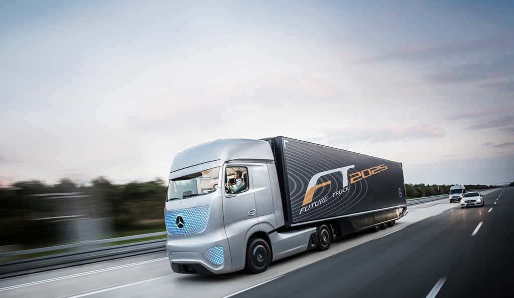 Mercedes-Benz a déjà des prototypes de camions semi-autonomes prêts à prendre la route. Mais la marque allemande explore aussi les concepts de demain © Mercedes-Benz