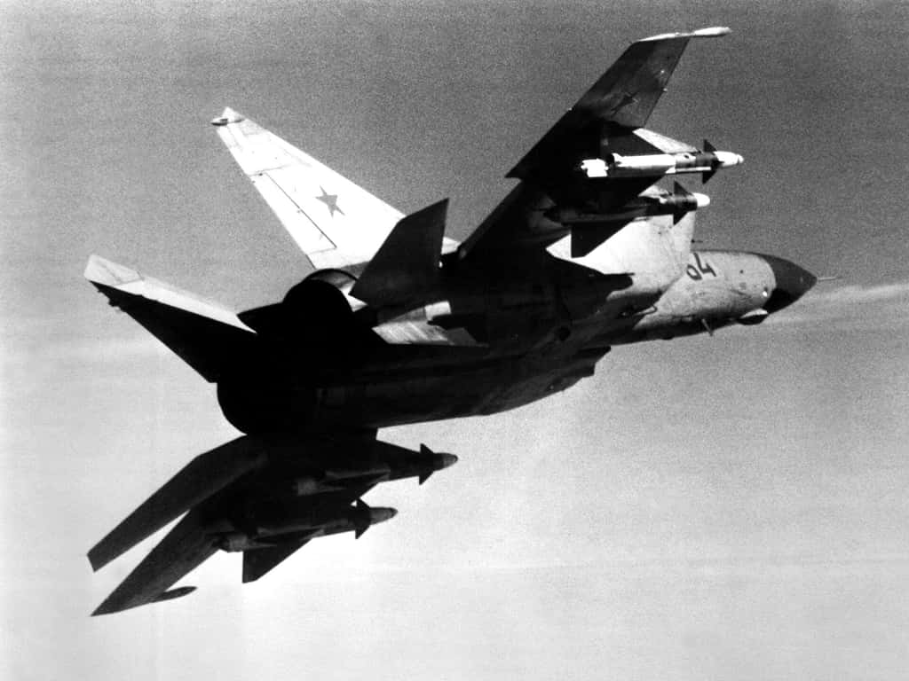 Un MiG-25 Foxbat, photographié en 1986, transportant des missiles Acrid. © USAF