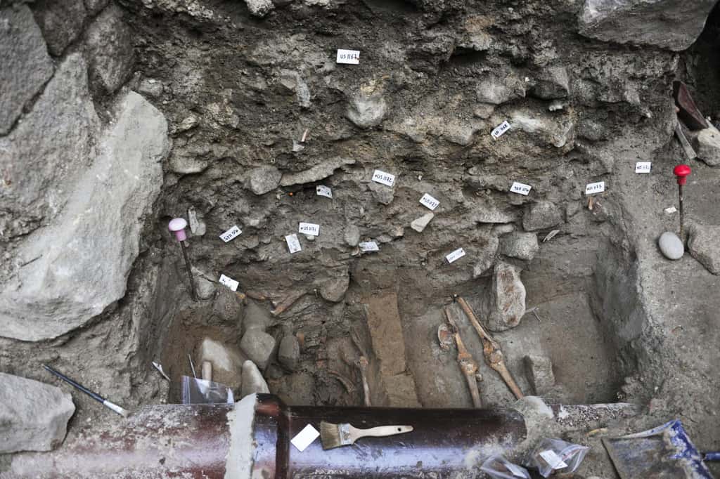 Sous les pierres des bâtiments, des restes humains témoignent de la présence d’un cimetière, dont les historiens connaissaient l’existence mais que l’on pensait perdu. © Emmanuelle Collado, Inrap