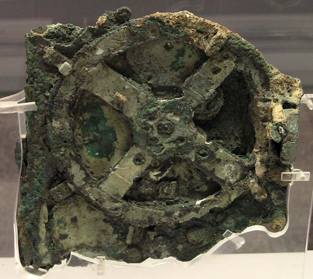 Fragment original de la Machine d'Anticythère, telle que retrouvée après 2000 ans sous l'eau. © <em>Wikimedia Commons</em>, Musée National d'Athènes