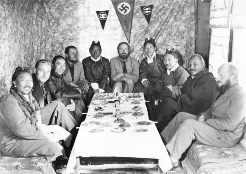 En 1938, cinq scientifiques allemands partent explorer le Tibet. Faisant partie des SS, l’un des objectifs est de localiser Agartha, ou Shambhala… © Bundesarchiv